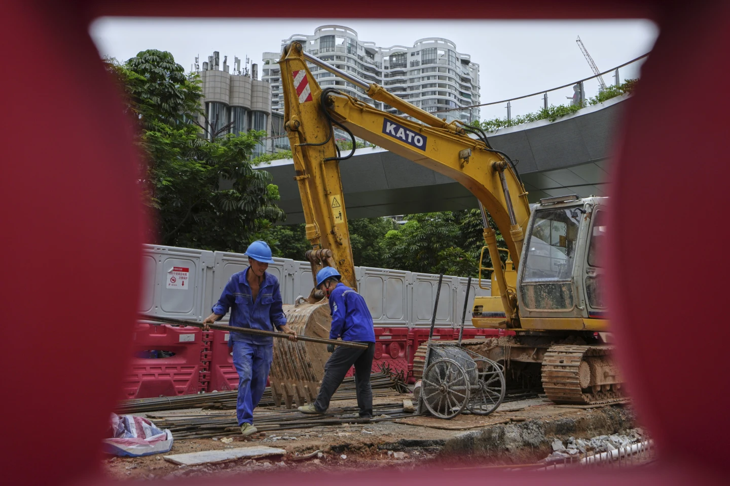 China’s factory activity contracts for a 6th straight month as trade tensions weigh on the economy /images/china-factory-activity-september.webp